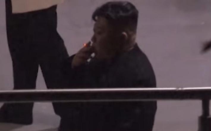 Kim Jong-un kadi cigareto              Vir:Pixsell