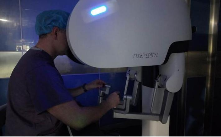 Urolog Pawel Wisz med posegom Vir: Xinhua/Xia Yuanyi