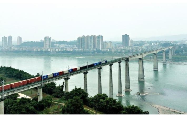 Vlak vozi čez reko Jangce na progi Longchang-Luxian-Xuyong in povezuje Kitajsko s svetovnimi trgi Vir: Liao Shengchun/Xinhua Vlak vozi čez reko Jangce na progi Longchang-Luxian-Xuyong in povezuje Kitajsko s svetovnimi trgi Vi