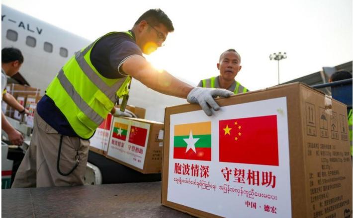 Natovarjanje darovane opreme v Dehong Mangshi, Junan, 1. 4. 2025. (Xinhua/Chen Xinbo)