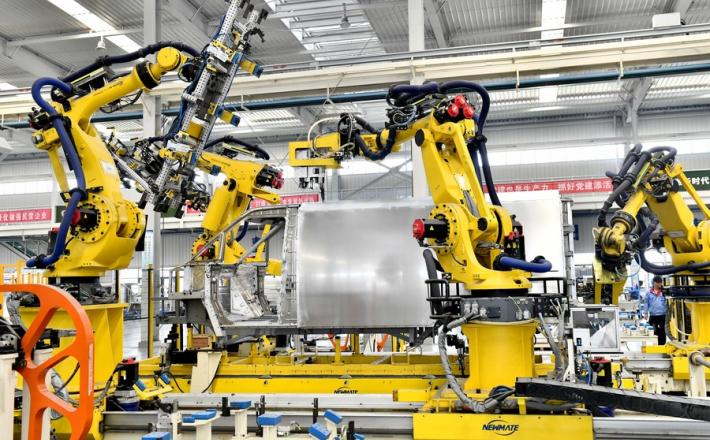 Roboti tovarne zasebnega podjetja v mestu Zouping, 13.9.2023 (Xinhua/Guo Xulei)