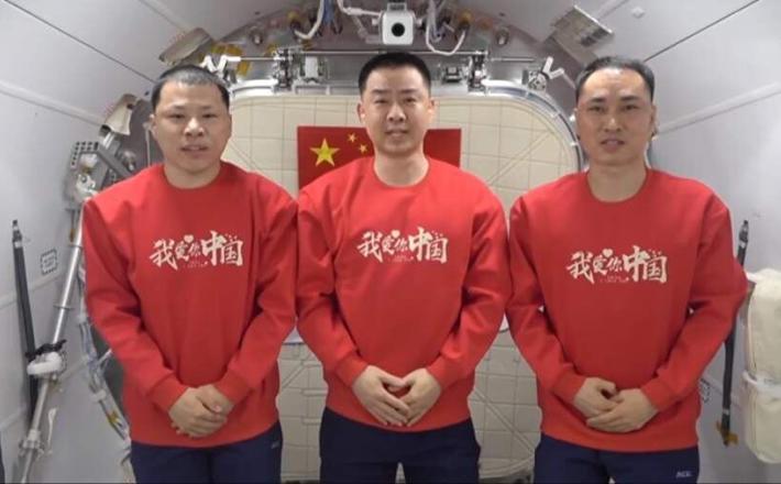 Raketni inženir Wang Jie (36), poveljnik Chen Dong (46) in strokovnjak Chen Zhongrui (41). Vir: GLP, posnetek zaslona Raketni inženir Wang Jie (36), poveljnik Chen Dong (46) in strokovnjak Chen Zhongrui (41). Vir: GLP