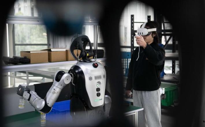 Robot v centru za usposabljanje humanoidnih robotov, Hefei, 4. 12. 2025. (Xinhua/Zhang Duan) Robot v centru za usposabljanje humanoidnih robotov, Hefei 4. 12.2025. (Xinhua/Zhang Duan)