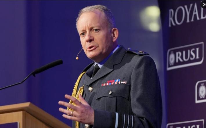 Najvišji vojaški poveljnik Združenega kraljestva je pozval državo, naj preide na vojno miselnost v okviru širše evropske militarizacije, ki jo kritizira Moskva. Vir: X, posnetek zaslona