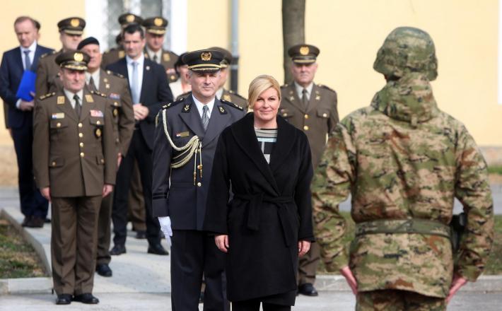 Kolinda Grabnar Kitarović posluša raport vojaka HV