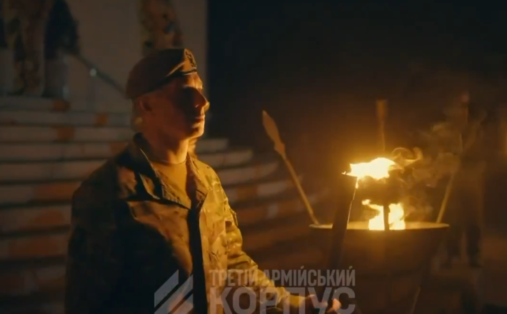 Straža neonacistov pred posmrtnimi ostanki nacista Vir: X Straža neonacistov pred posmrtnimi ostanki nacista Vir: X