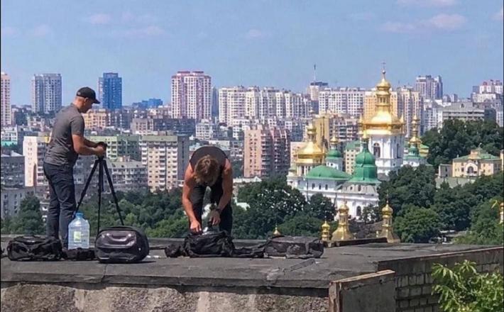 Priprave na fotografiranje - provokacije? Vir: FB Priprave na fotografiranje - provokacije? Vir: FB