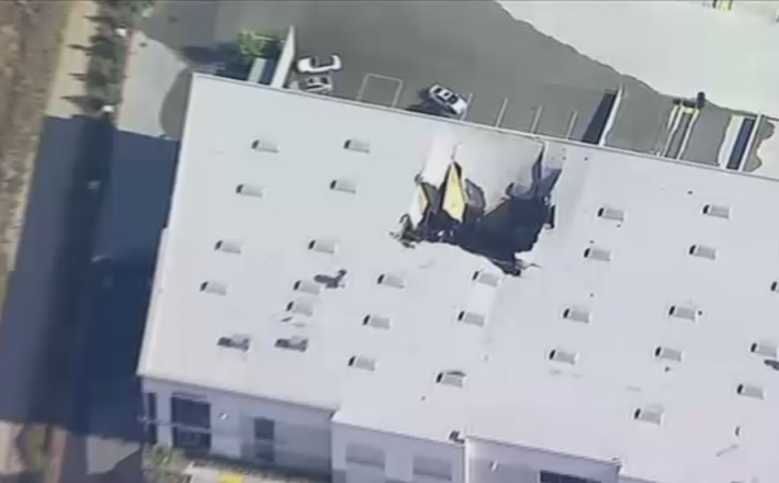 Letalo, padlo skozi streho skladišča