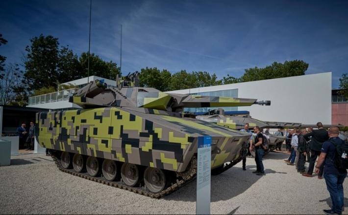 Nekaterim se zdi darilo ljubko in primerno za novoletne in božične praznike, kritiki pa poudarjajo, da je neprimerno in dejansko prikazuje pravo resnico Nemčije, ko gre za konflikt v Ukrajini. Vir: X, posnetek zaslona