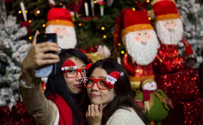 Kitajski turisti v Hong Kongu            Vir: Pixsell