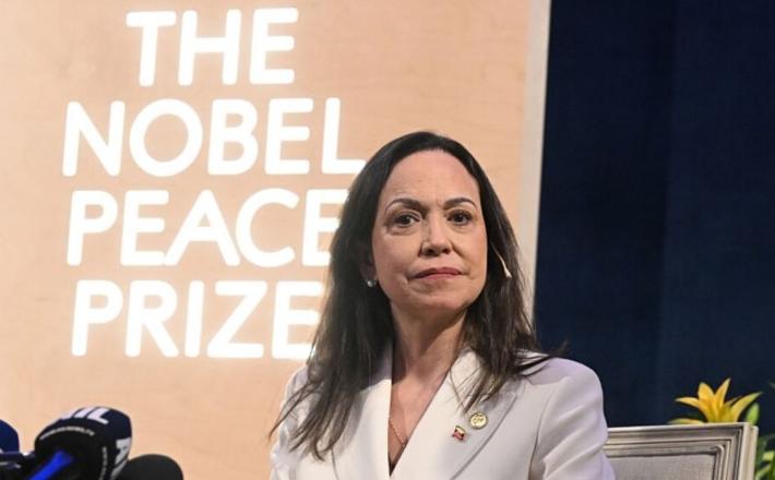 Ustanovitelj WikiLeaksa Julian Assange je vložil kazenske ovadbe proti 30 ljudem, povezanim z Nobelovo fundacijo. Bremeni jih, da so se posmehnili prvotnemu namenu nagrade, ker so jo podelili venezuelski skrajni desničarki in marioneti ameriške vohunske agencije CIA Maríi Corini Machado. Vir: Posnetek zaslona, X