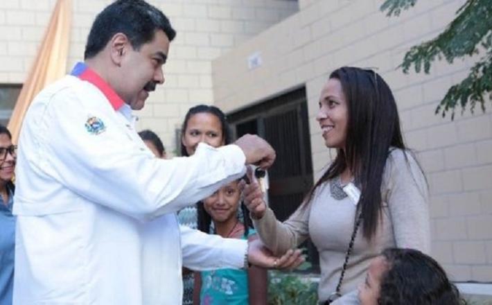 Maduro predaja mladim družinam ključe, slovenske vlade pa...