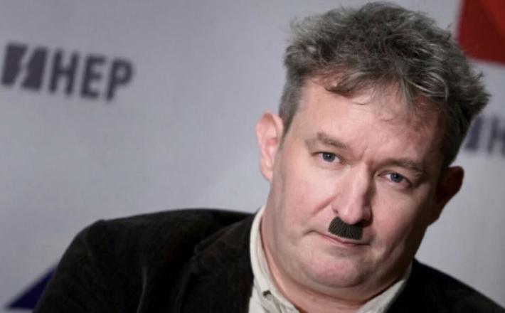 Pobudniki menijo, da je predstavnik nemškega medija, ki je 8. avgusta v Beogradu na tiskovni konferenci s srbskim predsednikom Aleksandrom Vučićem in šefom kijevskega režima Vladimirjem Zelenskim govoril o »poboju Rusov«, prestopil meje novinarske nepristranskosti. Vir: X, posnetek zaslona