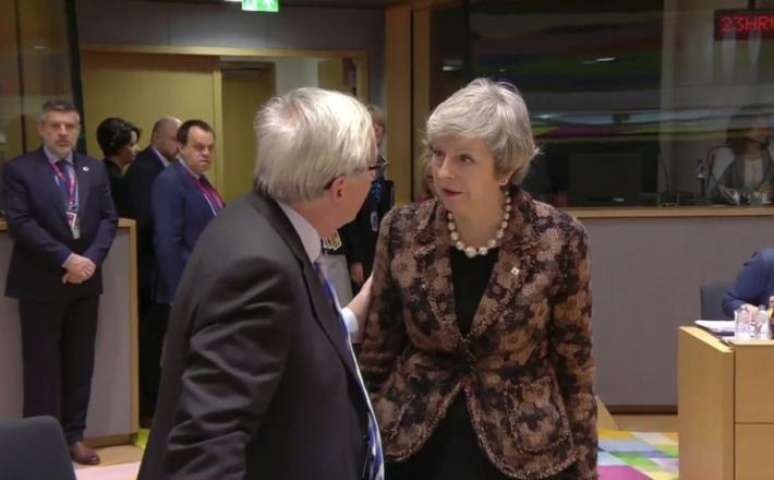 Jean Claude Juncker in Theresa May   Vir:Ruptly