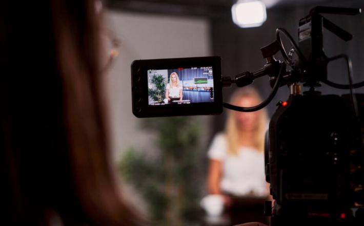 Voditelji političnih skupin so izrazili zaskrbljenost, da bi ta poteza lahko ustvarila precedens za omejevanje svobode medijev v Evropskem parlamentu. Vir: Posnetek zaslona, X