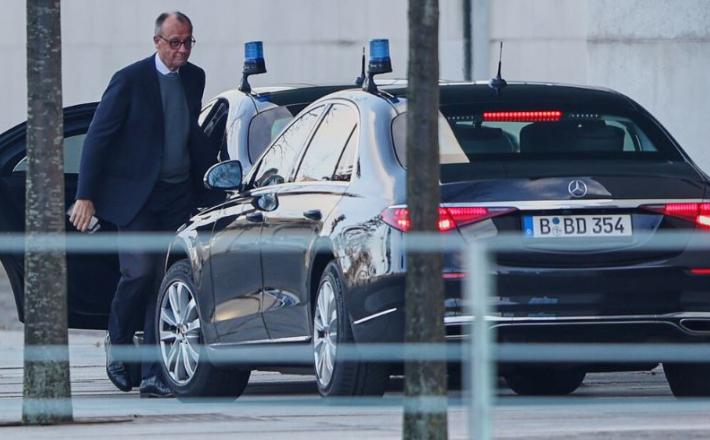 Merz se ni dolgo mudil pri pogovoru med Witkoffom in Kushnerjem z Zelenskim v Berlinu. Zanimivo je tudi, da se kot gostitelji ni usedel med obe strani, na sredino - pač pa na stran ukajinske delegacije in nasproti ameriški. Vir: X, posnetek zaslona