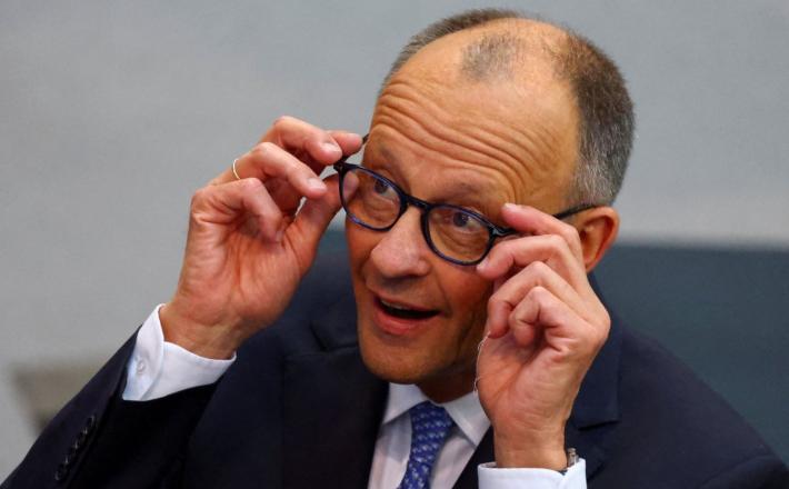 Ameriški predsednik Donald Trump je med srečanjem v Beli hiši v torek v grobi šali lopnil presenečenega nemškega kanclerja Merza po kolenu. Vir: Posnetek zaslona, X