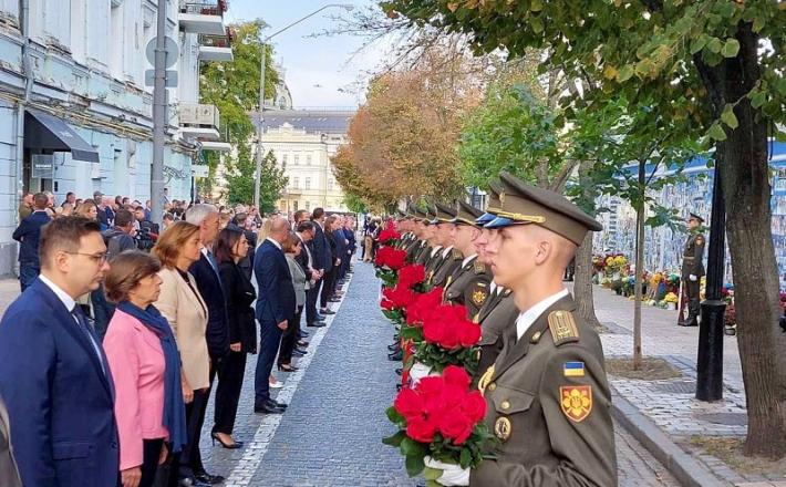 Zunanji ministri vazalnih držav EU s sklonjenimi glavami v poklonu režimu inžrtvam svoje vojne