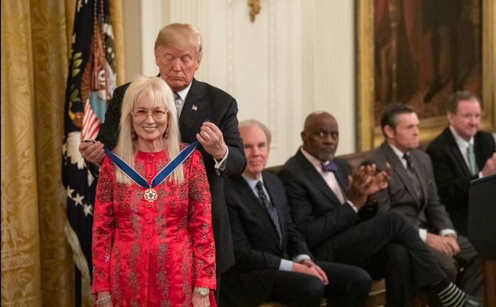 Miriam Adelson in njena lutka...Vir:X