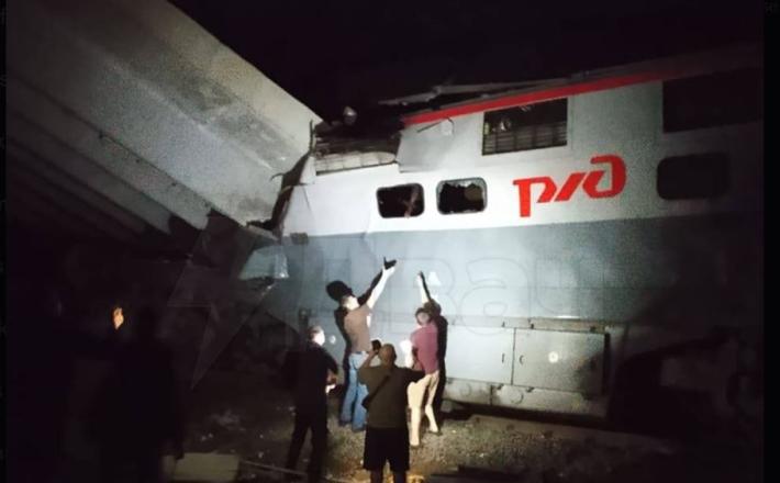 Vlak, pokopan pod ruševinami mosta