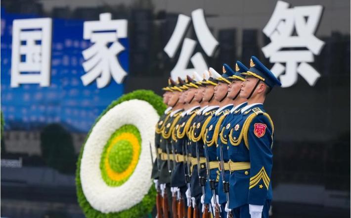 Spominska slovesnost za žrtve pokola v Nanjingu 13. 12. 2025. (Xinhua/Li Bo) Spominska slovesnost za žrtve pokola v Nanjingu 13. 12. 2025. (Xinhua/Li Bo)
