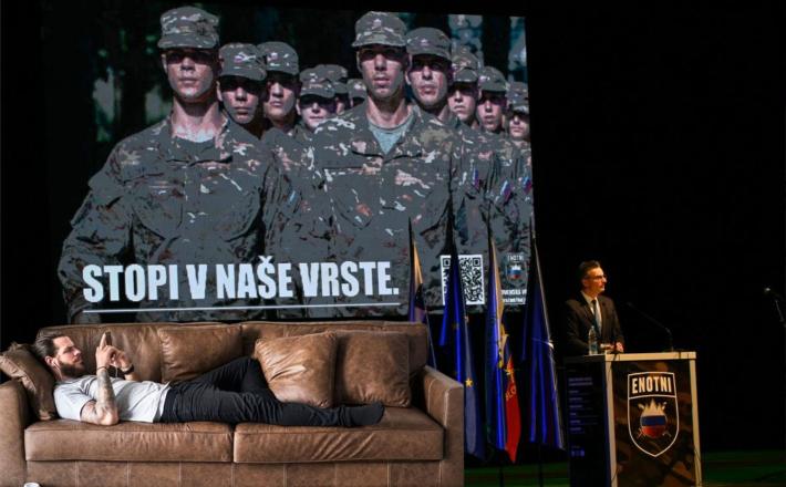 Bolje na kavču, kot pa v mavcu: Kavčar Šarec propagira vstop v Slovensko vojsko