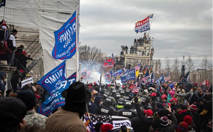 Napad Trumpovih podpornikov na ameriški Kongres 6. januarja letos. Vir: Twitter