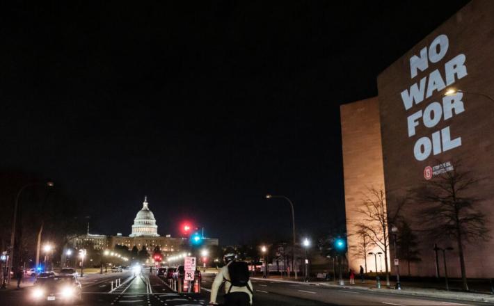 Venezuela je bila tarča napadov, ker prodaja nafto glavnemu tekmecu Washingtona, trdi znani ameriški preiskovalni novinar. Vir: Posnetek zaslona, X