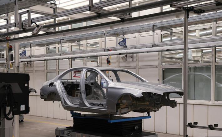 Avtomobilska industrija, strojništvo in predelava kovin so najbolj prizadeti, kažejo podatki Zvezne agencije za delo. Vir: Posnetek zaslona, X