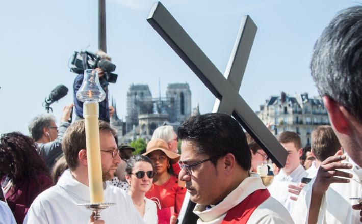 Procesija pred Notre Dame
