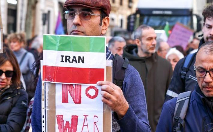 Prizor s protivojnih demonstracij v Rimu, 28.3. 2026 (Xinhua/Wang Kaiyan)