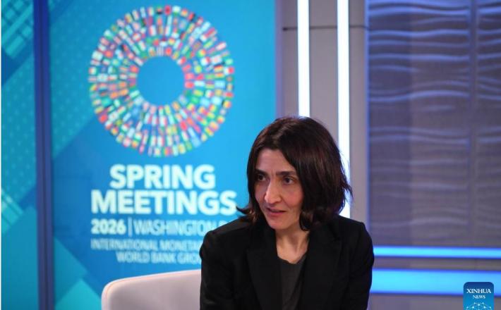 Deniz Igan med intervjujem, 14. 4. 2026. (Xinhua/Li Rui)