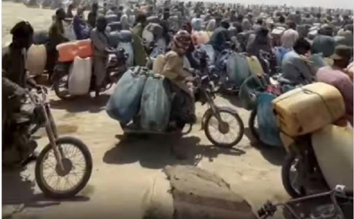 Prebijanje blokade - s kantami in motorji...Vir: Telegram