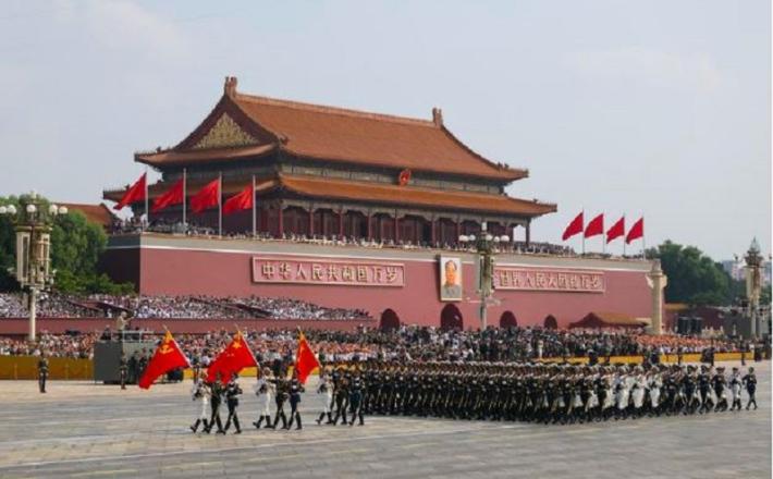 Častna straža Ljudske osvobodilne vojske (PLA) v Pekingu, glavnem mestu Kitajske, 3. 9. 2025. Vir: X