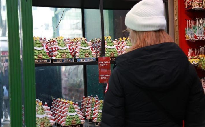 Potrošnik v Santa's Workshop v New Yorku, ZDA 22. 12.2025. (Xinhua/Liu Yanan)