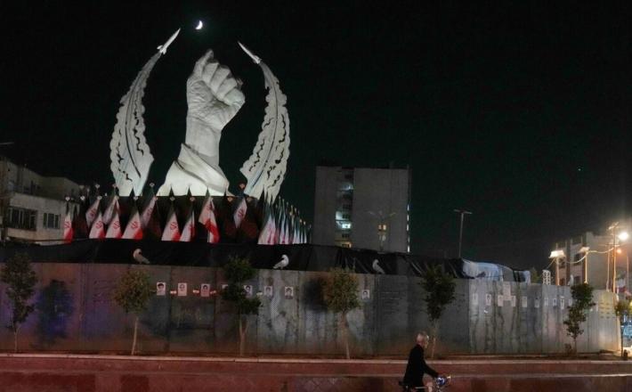 Spomenik s stisnjeno pestjo pokojnega iranskega vrhovnega voditelja ajatole Alija Hameneija na Trgu islamske revolucije v Teheranu. Vir: Posnetek zaslona, X