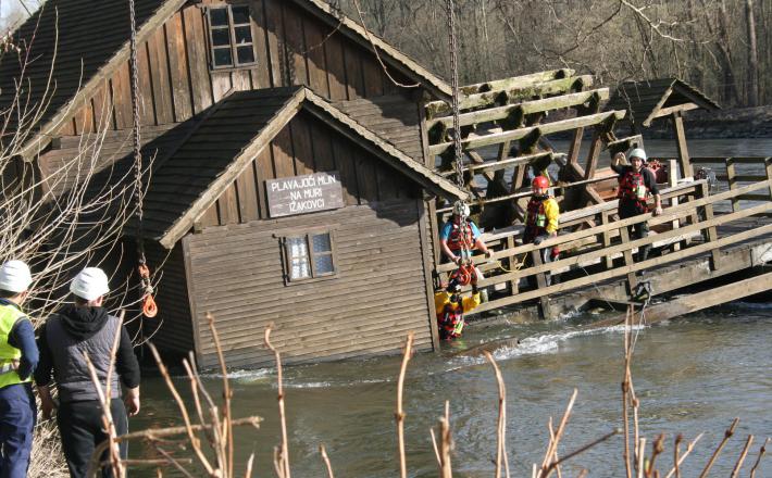 Plavajoči mlin na Muri