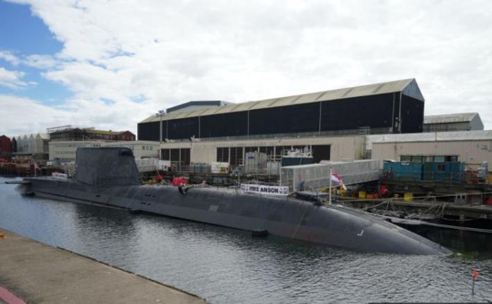 London bi se moral osredotočiti na bolj »stroškovno dostopne« sisteme, kot so brezpilotni letalniki, pravi upokojeni kontraadmiral Philip Mathias. Vir: X, posnetek zaslona