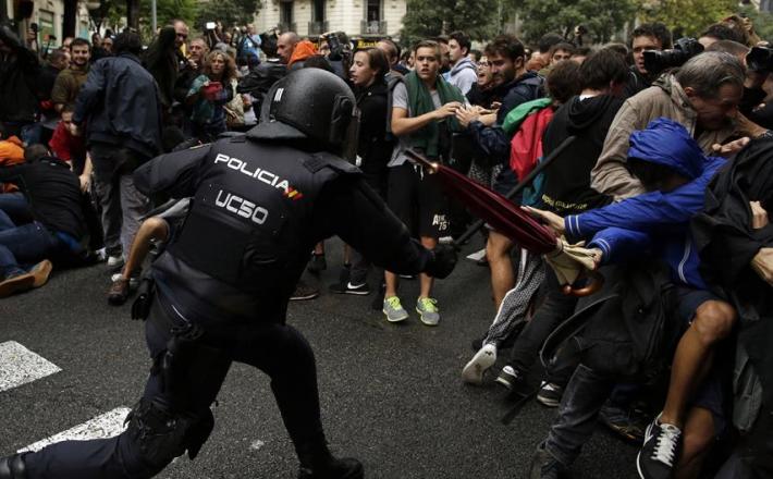 Policija s pendreki nad volivce - Barcelona