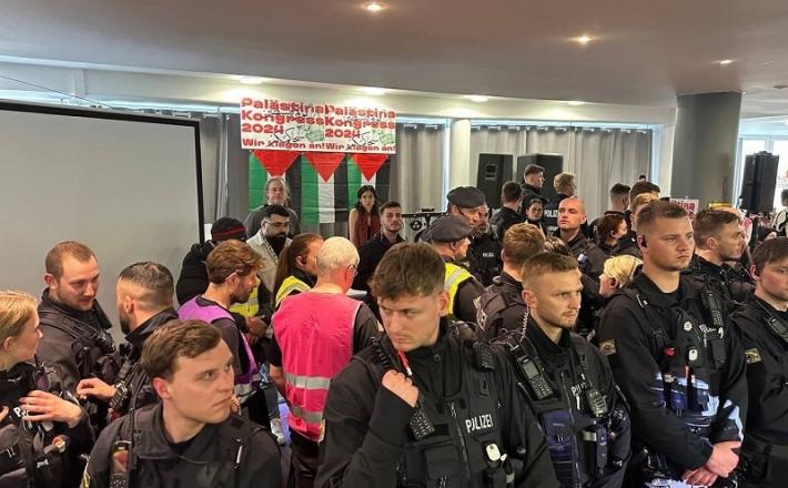 Tragično: Nemški policisti med onemogočanjem palestinskega kongresa