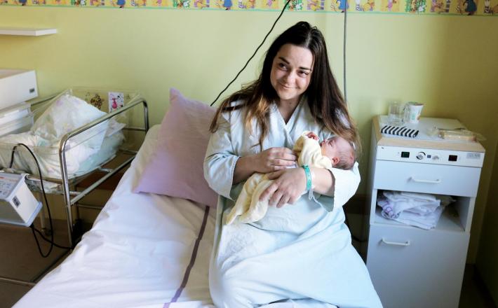 Poleti temepratura v ljubljanski porodnišnici doseže tudi 30 stopinj Celzija. Foto: STA foto