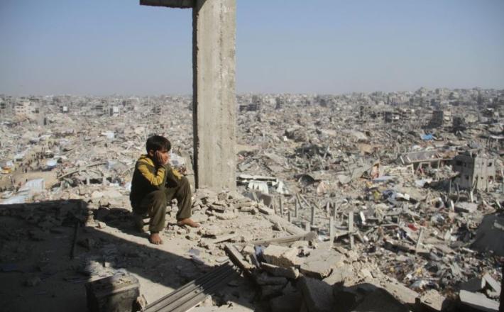 Palestinski otrok v taborišču Jabalia, Gaza, 29. 1. 2025. (Foto: Abdul Rahman Salama/Xinhua)