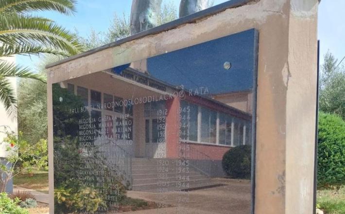 Ime Iva Begonje, načelnikovega dedka, je bilo prvo na seznamu na spominski plošči. Vir: Antifašistični vjesnik, posnetek zaslona