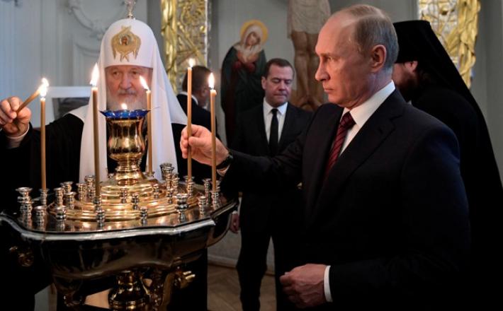 Putin in Medvedjev med liturgijo   Vir:Sputnik