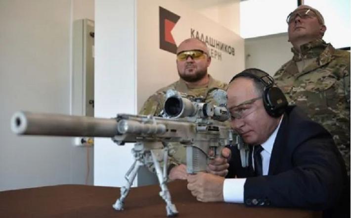 Putin preizkuša ostrostrelsko puško Vir: Vk.ru
