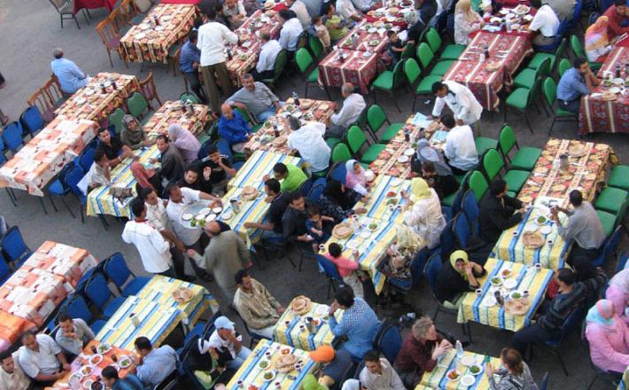 Muslimani v Kairu se zbirajo za iftar