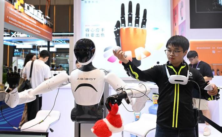 Roboti v Guangzhouju, pokrajina Guangdong 15. 10. 2025. (Xinhua)