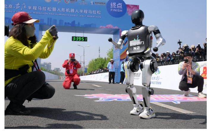 Roboti že tečejo maratone Vir: Xinhua