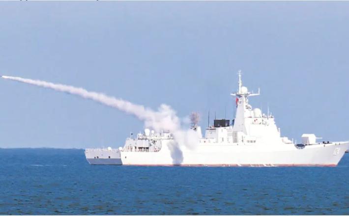 Kitajski rušilec med izstrelitvijo rakete