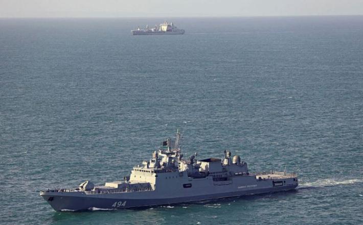 Posadka fregate »Admiral Grigorovič« je večkrat poskušala vzpostaviti radijsko zvezo z jahto, ki je plula po smeri nevarnega približevanja, vendar ni prejela nobenega odgovora, je sporočilo rusko obrambno ministrstvo. Vir: X, posnetek zaslona